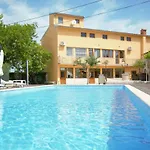 Casa de Férias Xxl With Pool Marčana