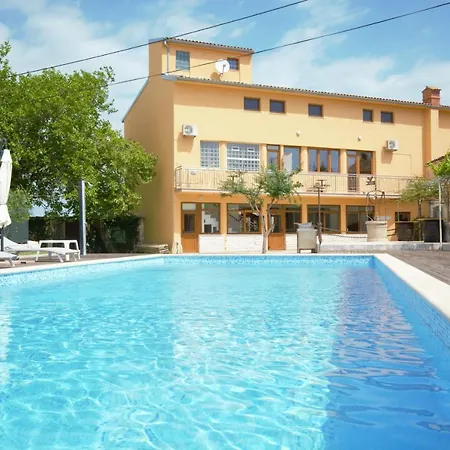 بيت للعطل Xxl With Pool Marčana