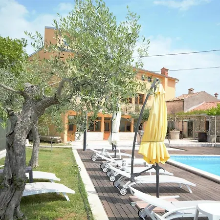 Xxl With Pool بيت للعطل Marčana