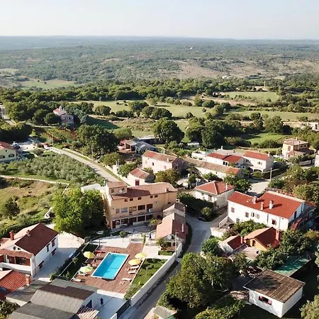 Xxl With Pool بيت للعطل Marčana
