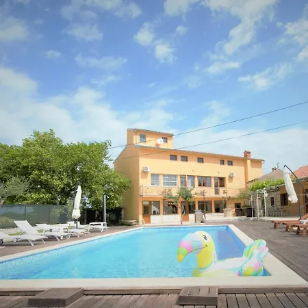 Xxl With Pool بيت للعطل Marčana