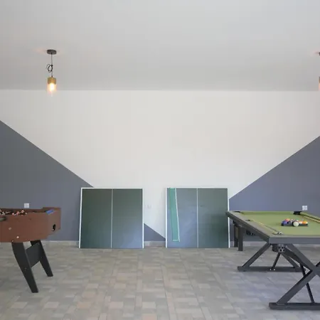 Xxl With Pool بيت للعطل Marčana